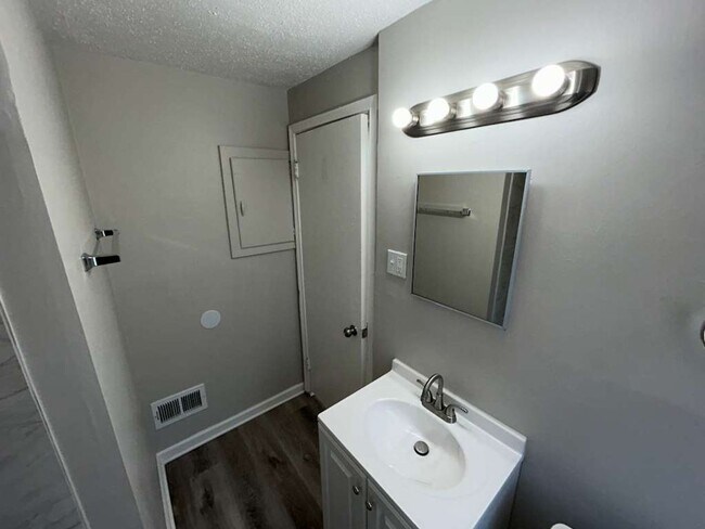 Building Photo - Spacious 3-Bedroom Colonial