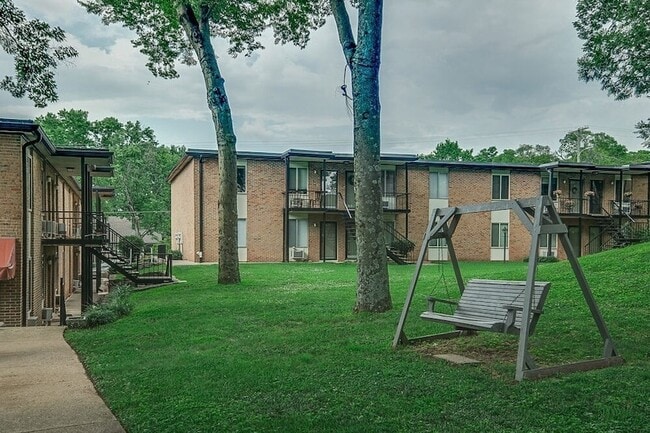 Building Photo - 2601 Hillsboro Pike