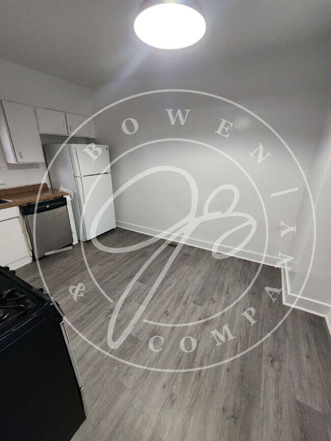 Building Photo - 3 bed 1 bath lower duplex with so much space!