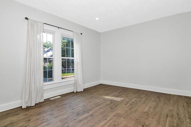 Building Photo - Classic Remodeled Townhome in Windsor Park