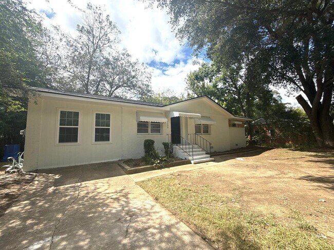 Building Photo - 2309 Ginny Ave