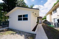 Building Photo - 11316 Peachtree Dr