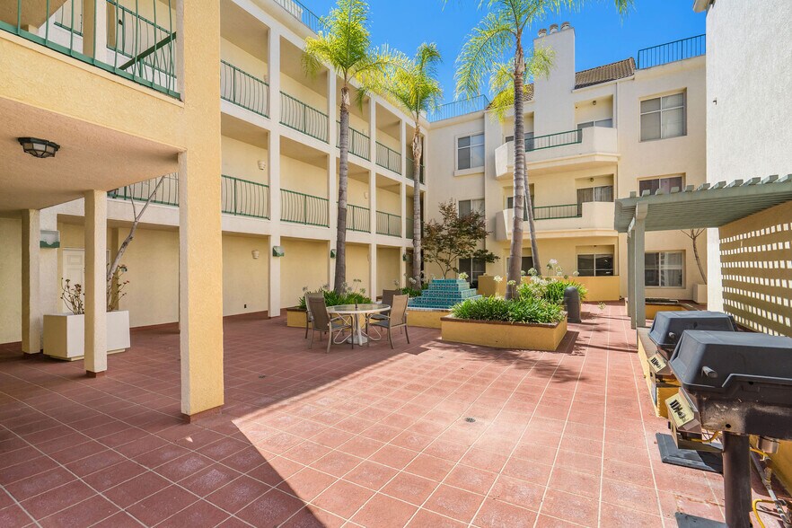 Building Photo - 5420 Sylmar Ave