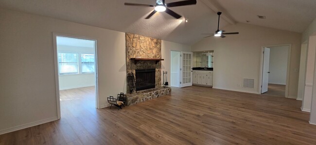 Building Photo - Large 4 Bedroom Located in Arlington!