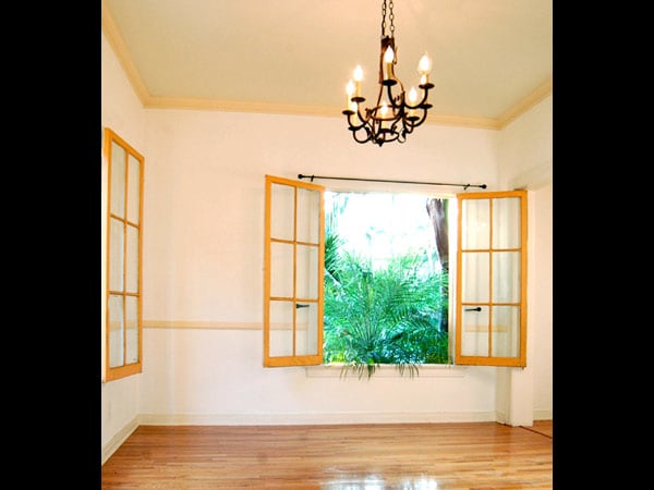 Building Photo - 2028 Beachwood Dr