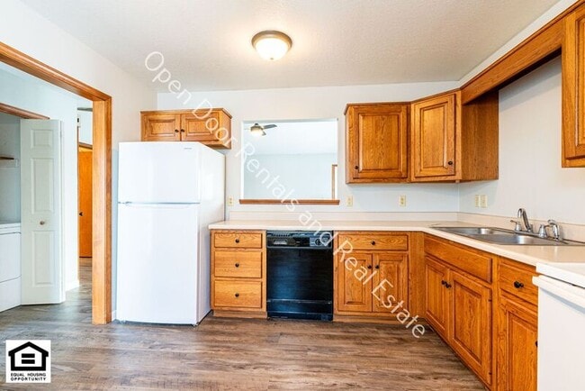 Building Photo - 1420 Flagstone Dr