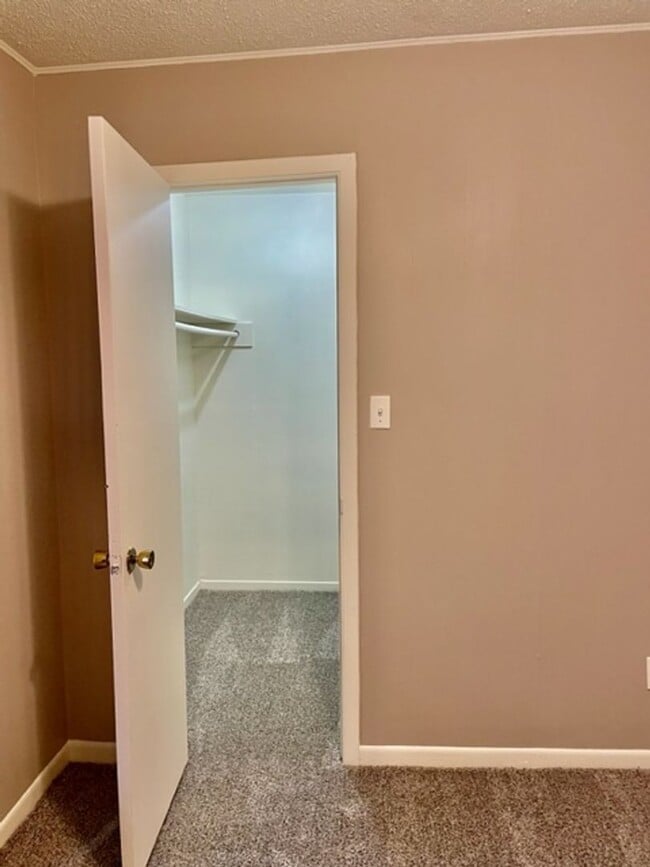 Building Photo - 410-412 N 6th Street