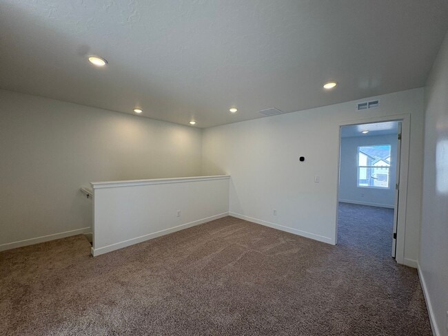 Building Photo - Gorgeous End-Unit Townhome in beautiful Sa...