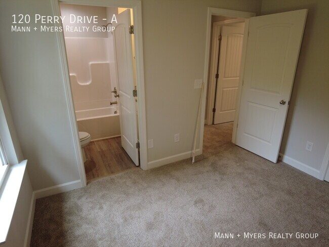 Building Photo - 120 Perry Dr
