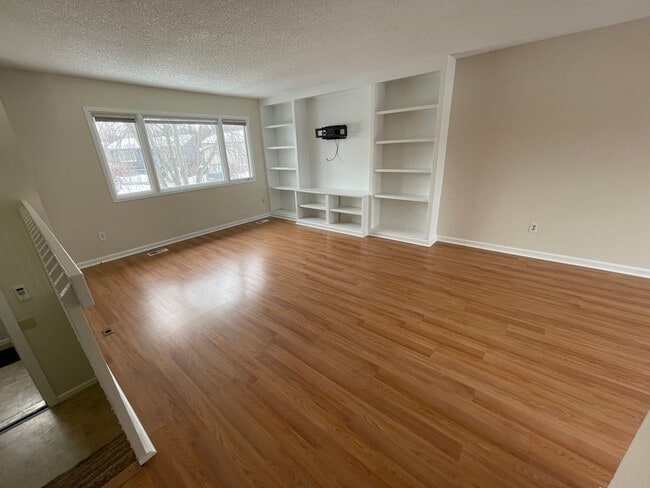 Building Photo - 3 Bedroom Home in South Anchorage!