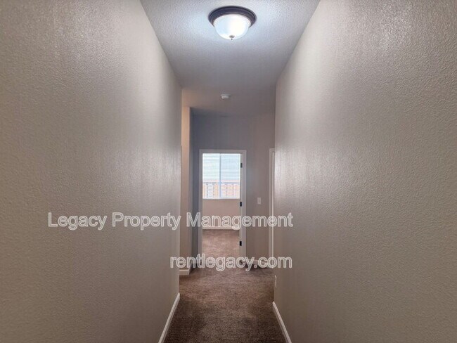 Building Photo - 4711 Summerset Dr