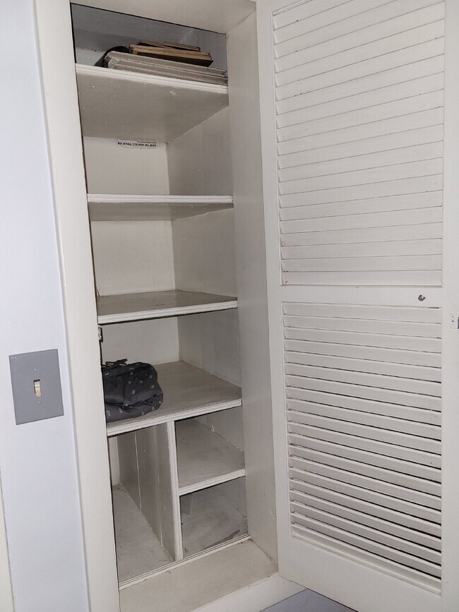 Building Photo - Two Bedroom Condo with Bonus Room in Shadyside