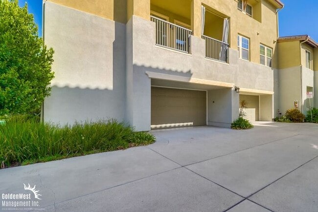 Building Photo - Bright & Spacious 2Bdm 2Ba Townhome in Eas...