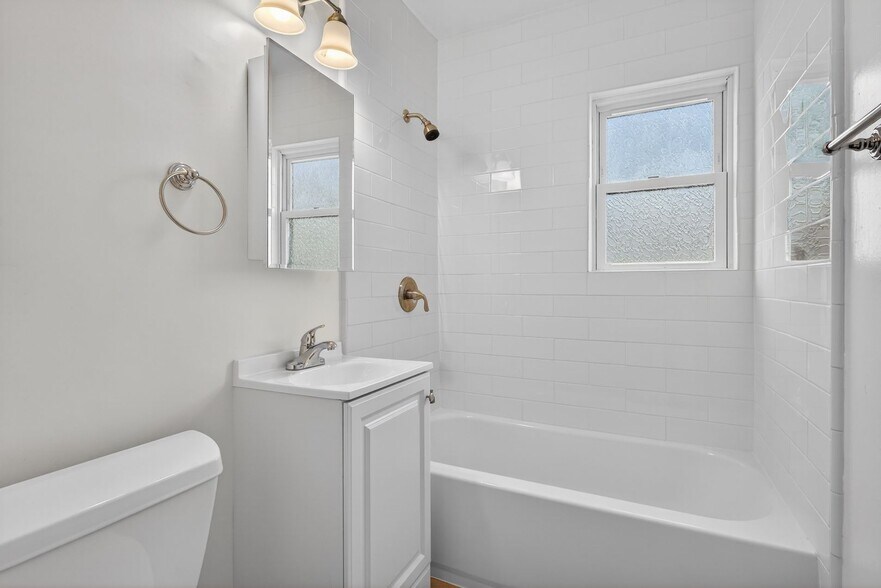 Building Photo - 933 Alamitos Ave