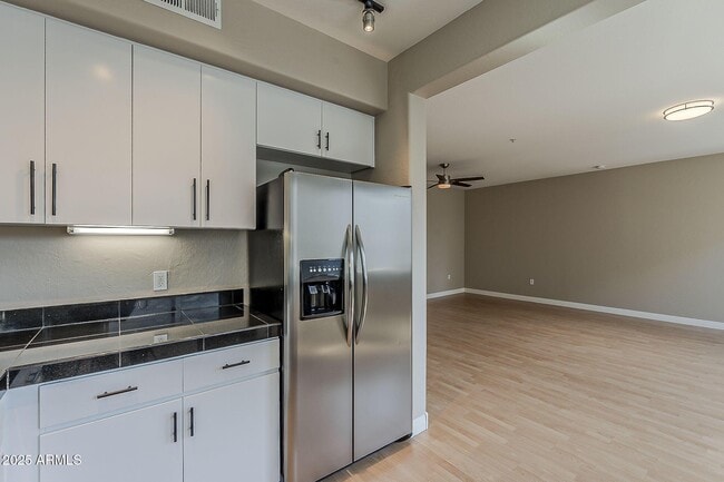 Building Photo - 615 E Portland St