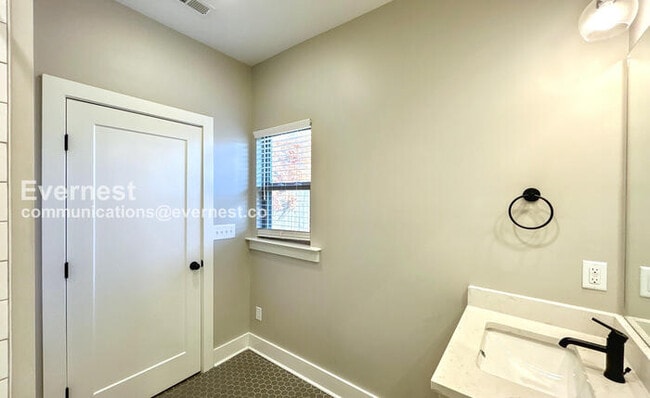 Building Photo - 208 Thompson Park Dr