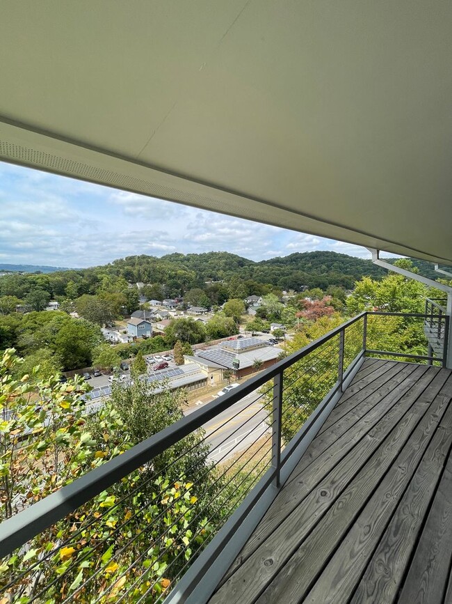 Building Photo - Three levels of views