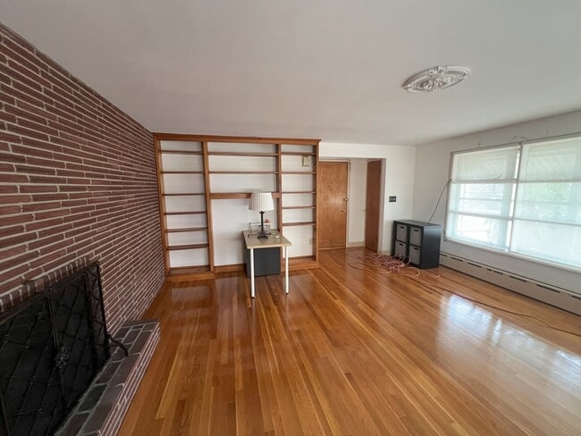 Building Photo - 18 Cresthill Rd