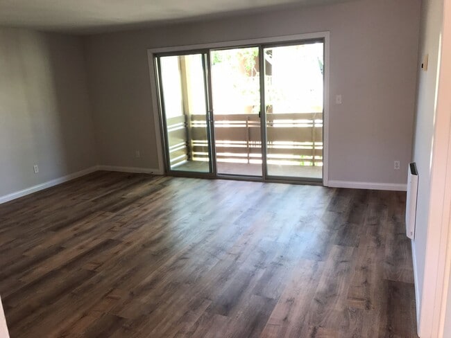 Building Photo - Awesome Remodeled Top Floor condo in Point Loma Tennis Club