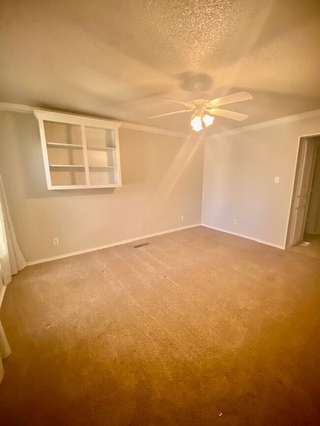Building Photo - 2 Bedroom Townhouse near Tennis Center