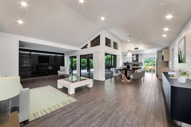 Building Photo - 5529 Lakeview Mews Terrace