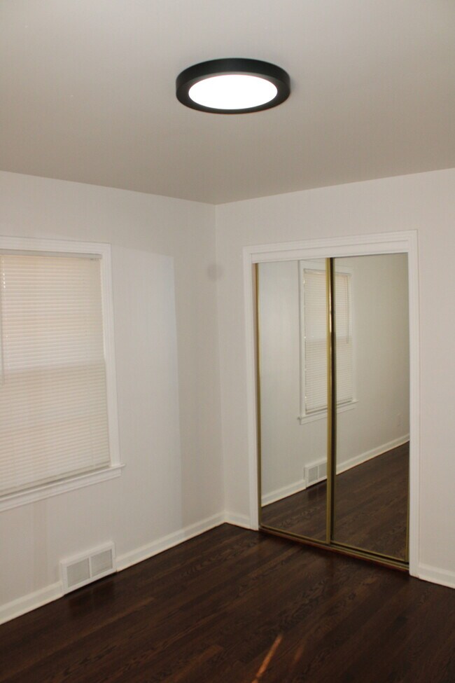 Building Photo - Spacious 4 bedroom and 2 bath with a very ...