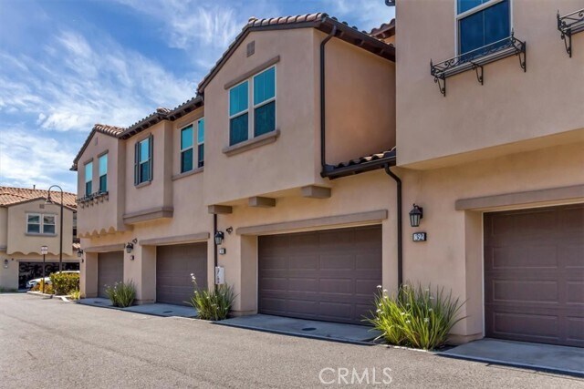 Building Photo - 30 Finch