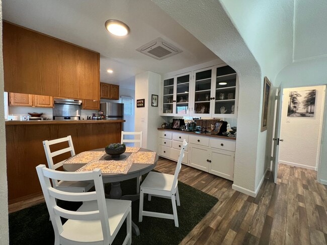 Building Photo - La Roda Properties