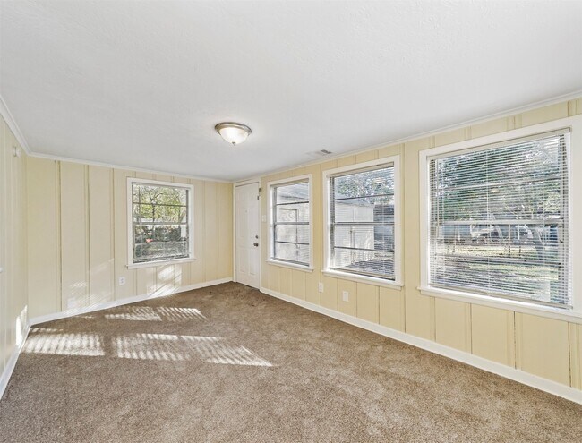 Building Photo - 203 W Hart Ave