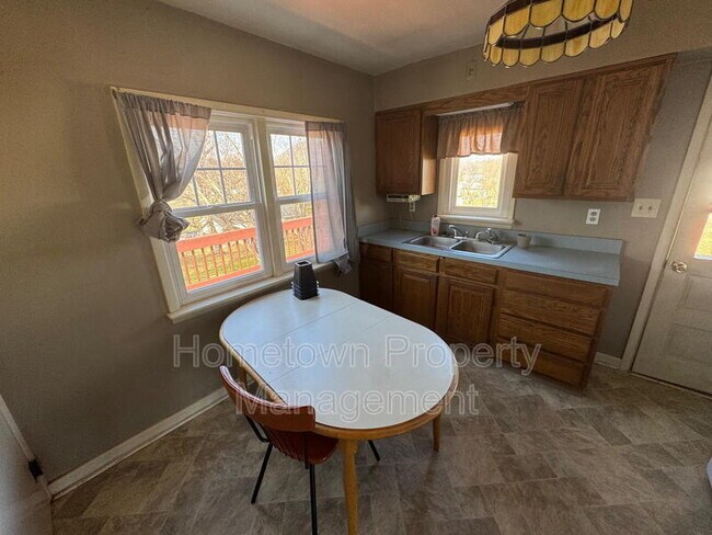 Building Photo - 521 Lansvale St