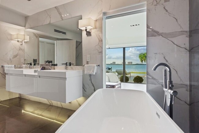 Building Photo - 7972 Biscayne Point Cir