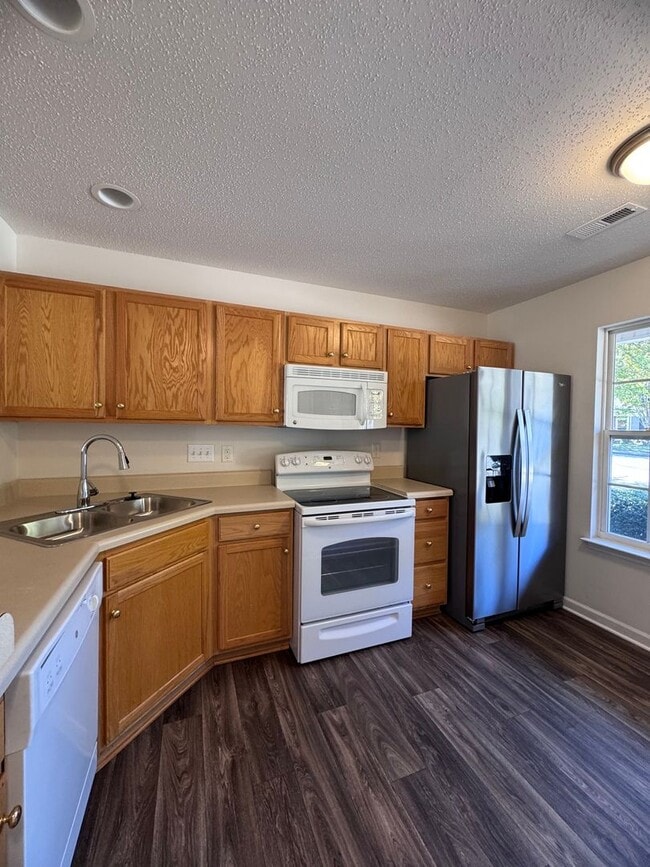 Building Photo - Wonderful 2BR 2.5BA Townhome with All Appl...
