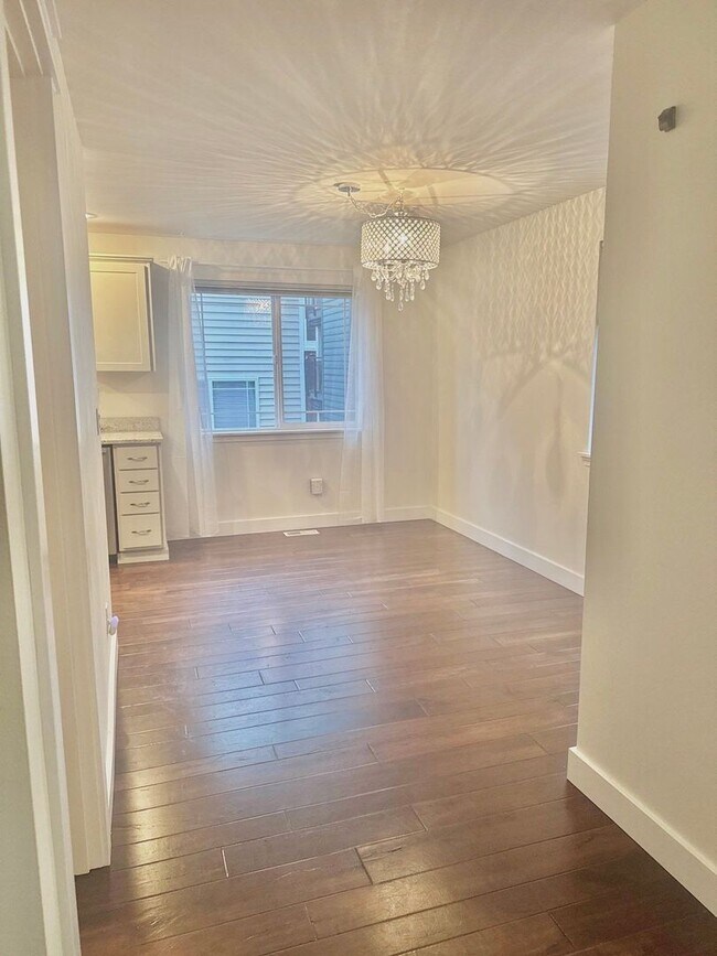 Building Photo - Spacious 2-Bed Townhouse in Seattle’s Greenwood / Phinney Area