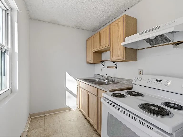 Kitchen - 8 Saint Lawrence St