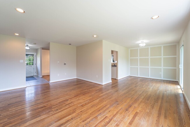 Building Photo - 5 BD 3 BA Oxon Hill, MD home is ideal for ...