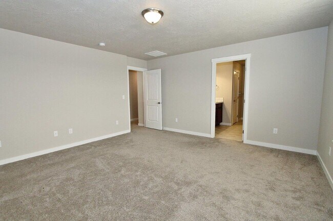 Building Photo - Spacious Home w/Open Floor-Plan