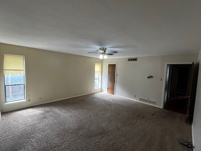 Building Photo - 3834 Lake Ridge Dr