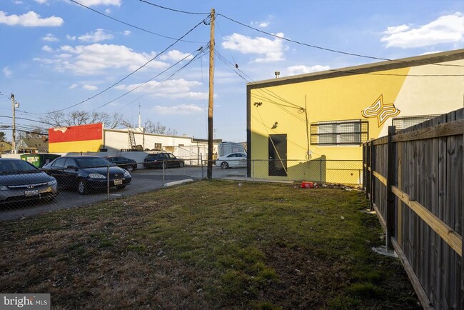 Building Photo - 555 S Marlyn Ave