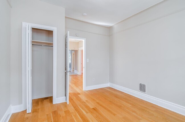 Building Photo - 124 W 54th St