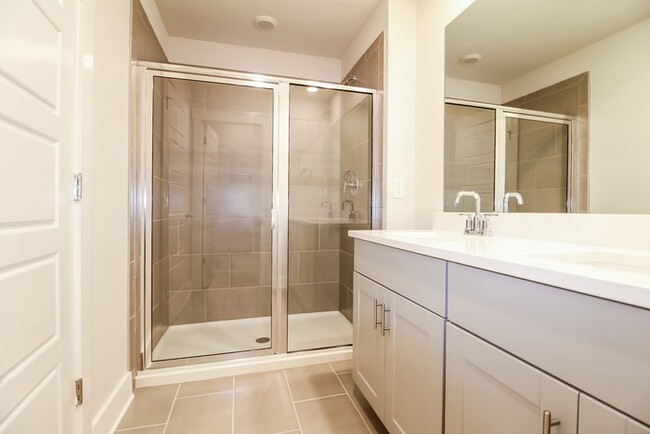 Building Photo - Beautiful Townhome in Greenville