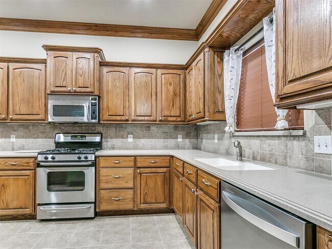 Building Photo - 1001 N Barn Hill Way