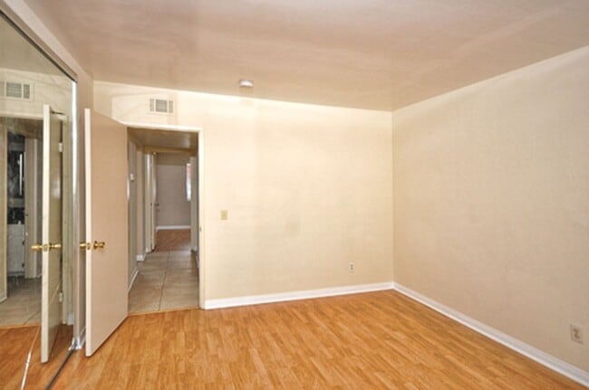Building Photo - Charming 2BR Condo with Nice Patio and 1 Car Garage!!!