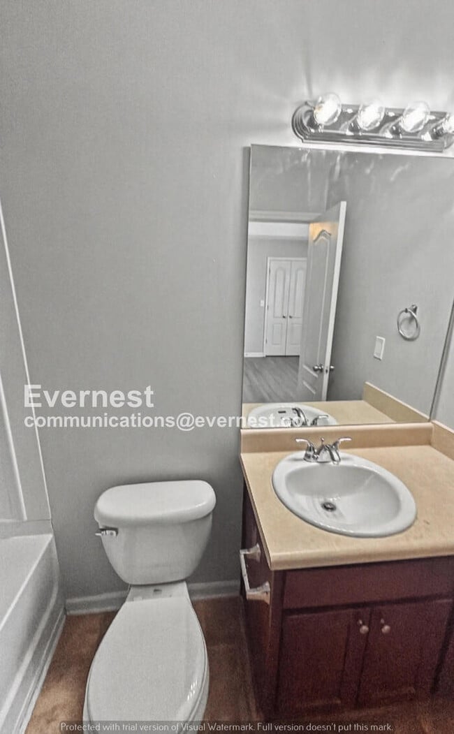 Building Photo - 3 Bed, 2.5 Bath Home with Modern Comforts / Pet-Friendly / Available Now!