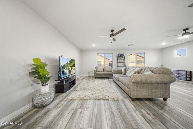 Building Photo - STUNNING 5 BEDROOM WITH LOFT & BONUS ROOM 3.5 BATH IN EASTMARK MESA COMMUNITY 2,655 SQ FT