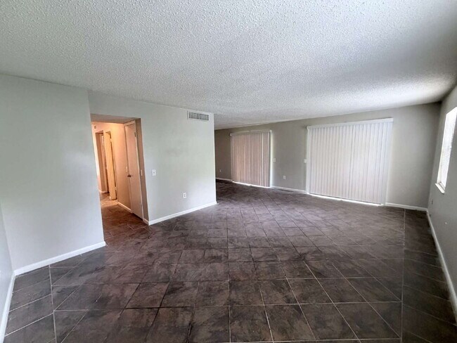 Building Photo - "Charming 3-Bedroom Home with 2 Full Baths in Prime Lakeland Location!"