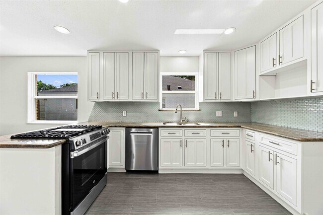 Building Photo - 6215 Queensloch Dr