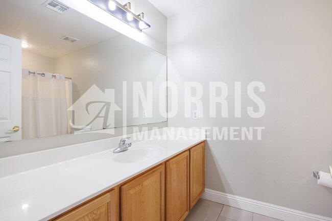Building Photo - 1553 E Alba Dr