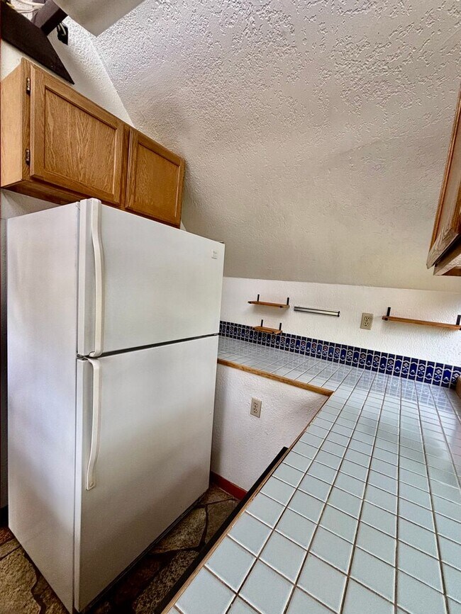 Building Photo - 2 Bed / 2 Bath Lakeview Bellevue cottage $2,845/month