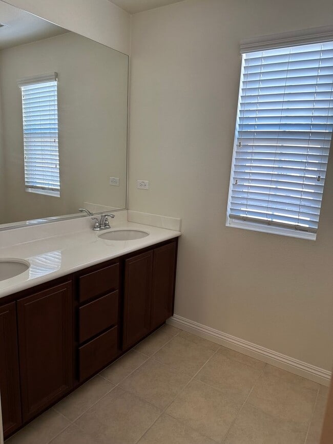 Building Photo - 3 bed  + Loft / 3.5 bath in Placentia, Ora...