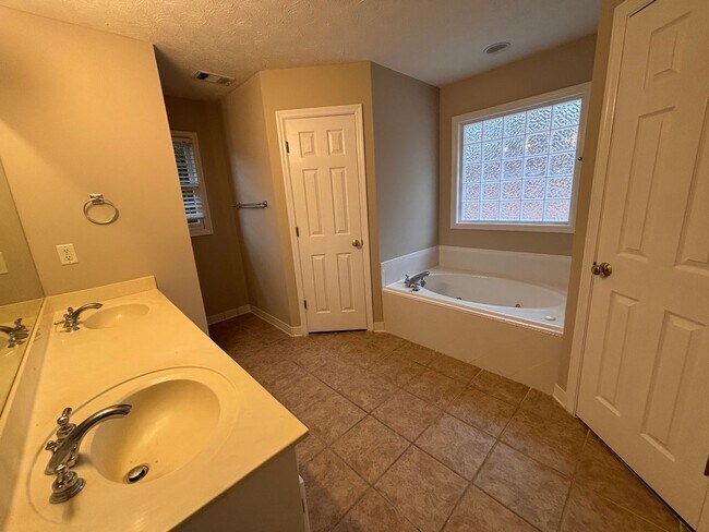 Building Photo - Executive Rental with Pool and Fenced yard